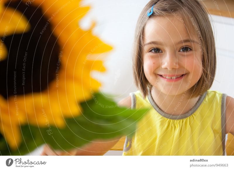 sun child Parenting Education Schoolchild Girl Beautiful Natural Yellow Joie de vivre (Vitality) Safety (feeling of) Sympathy Friendship Caution Honest