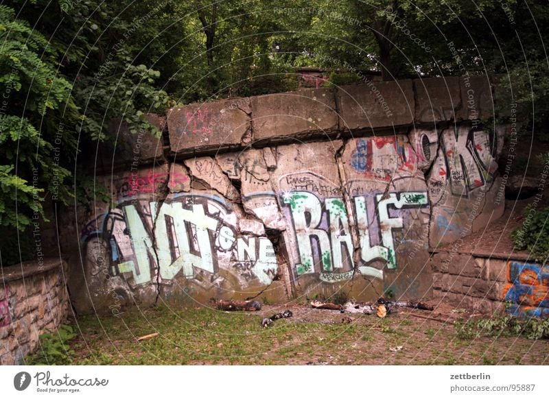 Friedrichshain Park Vandalism Joke hands Street art World War Historic Past Concrete Plant Tree Bushes Green Recreation area Berlin Derelict mont klamott