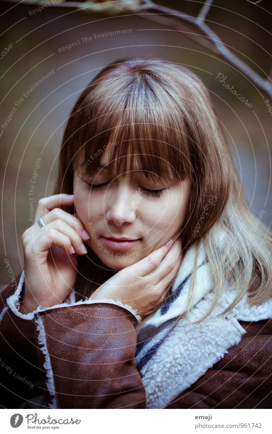 be. Feminine Young woman Youth (Young adults) Face 1 Human being 18 - 30 years Adults Beautiful Natural Colour photo Exterior shot Day Shallow depth of field