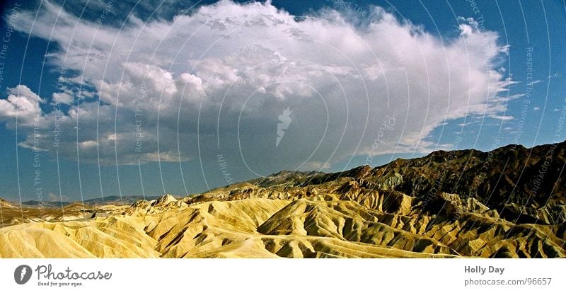 Rain in the desert Clouds Death valley Nationalpark Physics Hot Dry National Park California Unbearable Gloomy Doomed Die of thirst Desert Sky USA Thirst Warmth