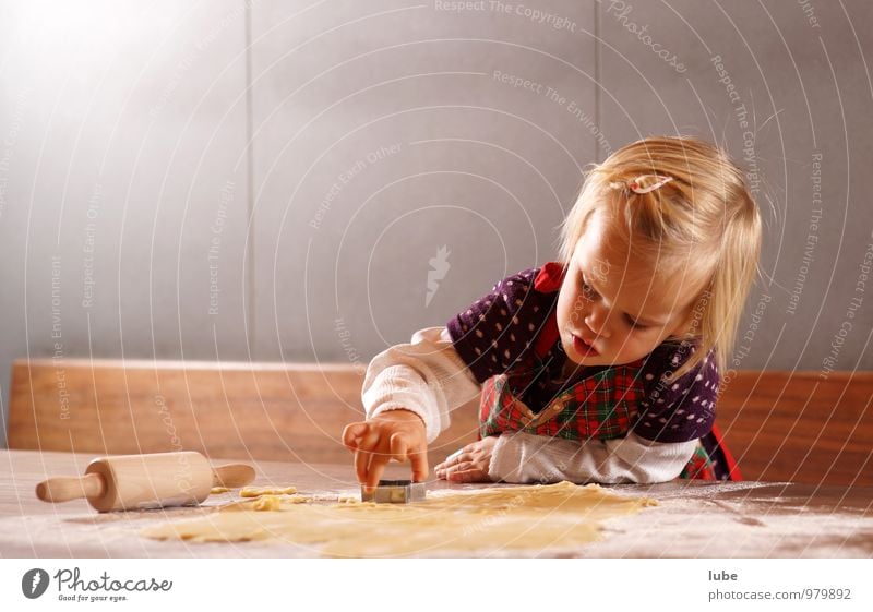 Christmas biscuits Food Dough Baked goods Child Kitchen Girl Infancy 1 Human being 1 - 3 years Toddler Eating Tradition Christmas & Advent Christmas tree Bakery