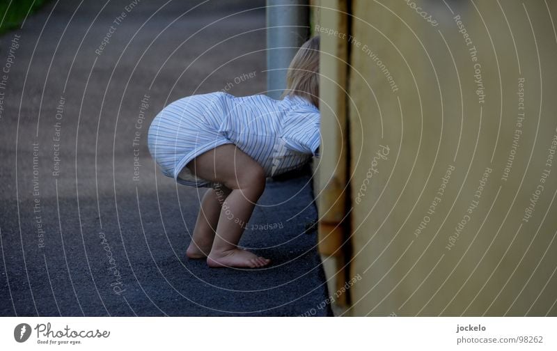 Duck down Child Baby Nappy Sidewalk Asphalt Cellar window Window Curiosity Toes Wall (building) White Gray Toddler Linus yomam Legs Feet Barefoot